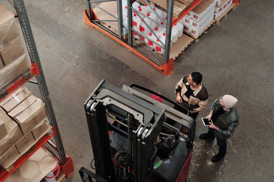 Zespół magazynu rejestruje czas podczas pracy logistycznej