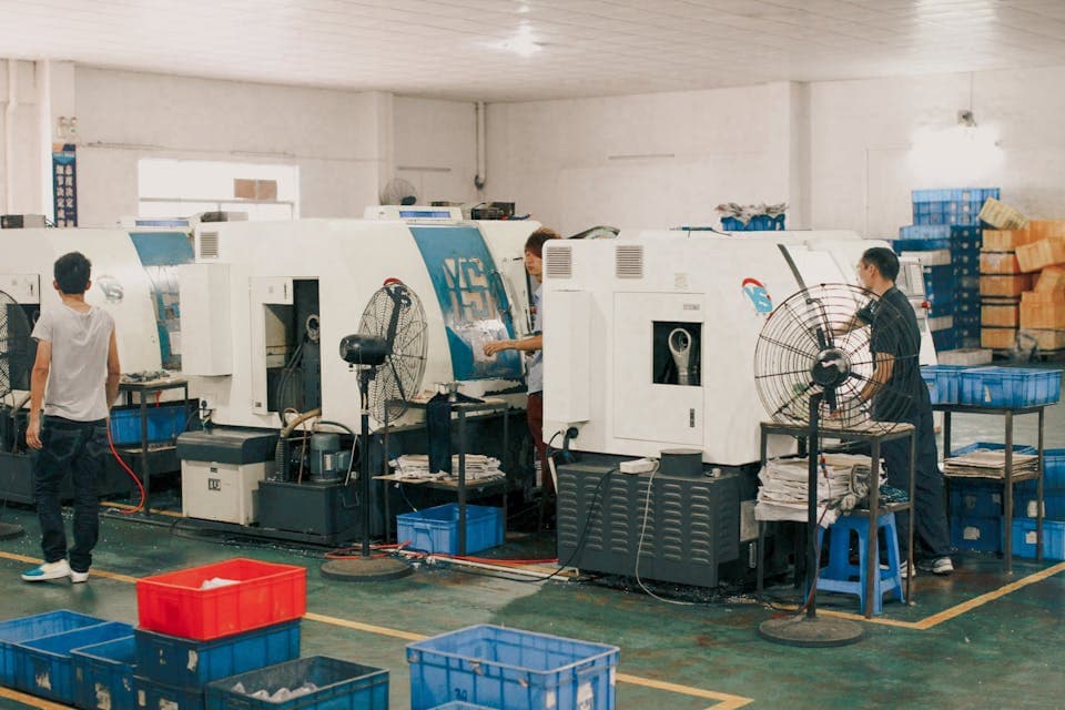 Zespół produkcyjny rejestruje czas na różnych zmianach